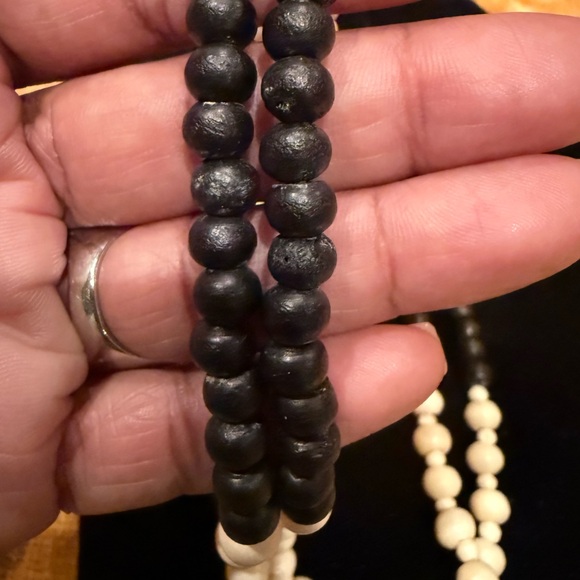 Black and Cream Beaded Necklace - Picture 5 of 11